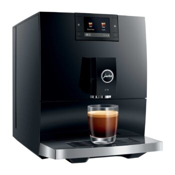 Machine à café automatique Jura C9 Piano Black préparant un espresso dans un verre, avec écran couleur et logo Jura