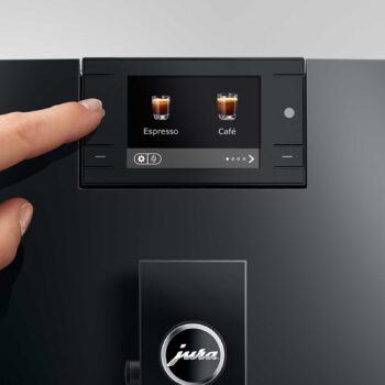 Écran d'une machine à café Jura C9 avec deux options sélectionnables : Espresso et Café, une main appuyant sur le côté de lécran pour choisir une boisson.