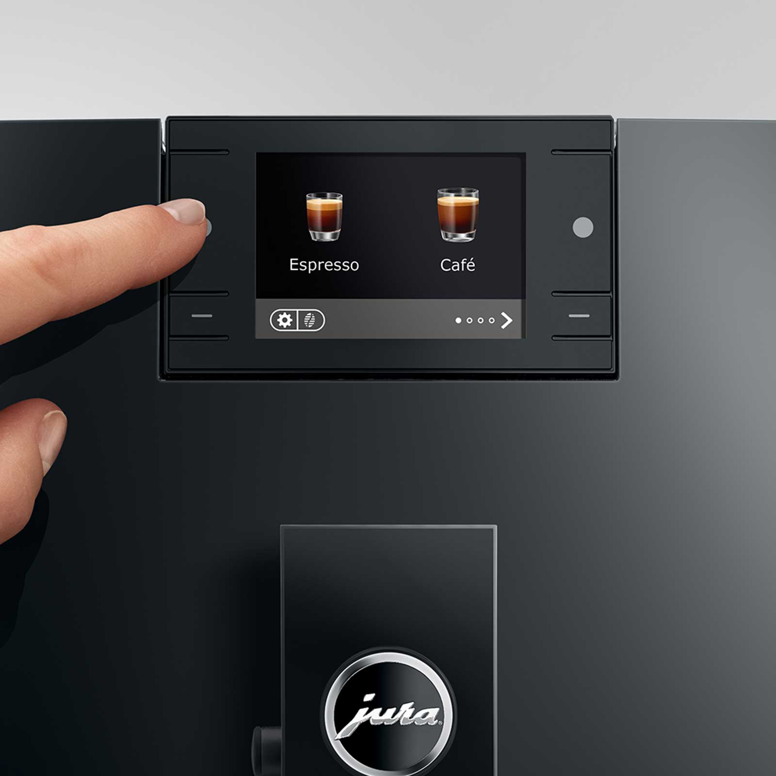 Écran d'une machine à café Jura C9 avec deux options sélectionnables : Espresso et Café, une main appuyant sur le côté de lécran pour choisir une boisson.