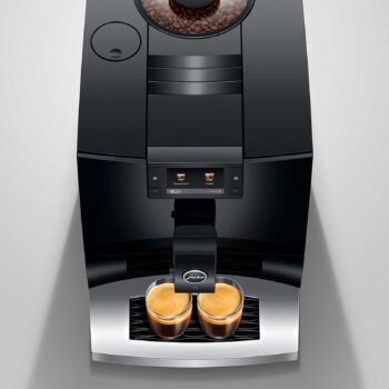 Machine à café JURA C9 Piano Black préparant deux espressos dans des tasses transparentes, avec affichage du logo Jura.