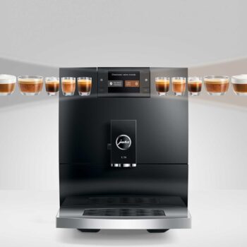 Machine à café automatique Jura C9 Piano Black avec plusieurs tasses de café préparées alignées devant, affichant les options de dégustation Hot Brew et Light Brew sur son écran couleur