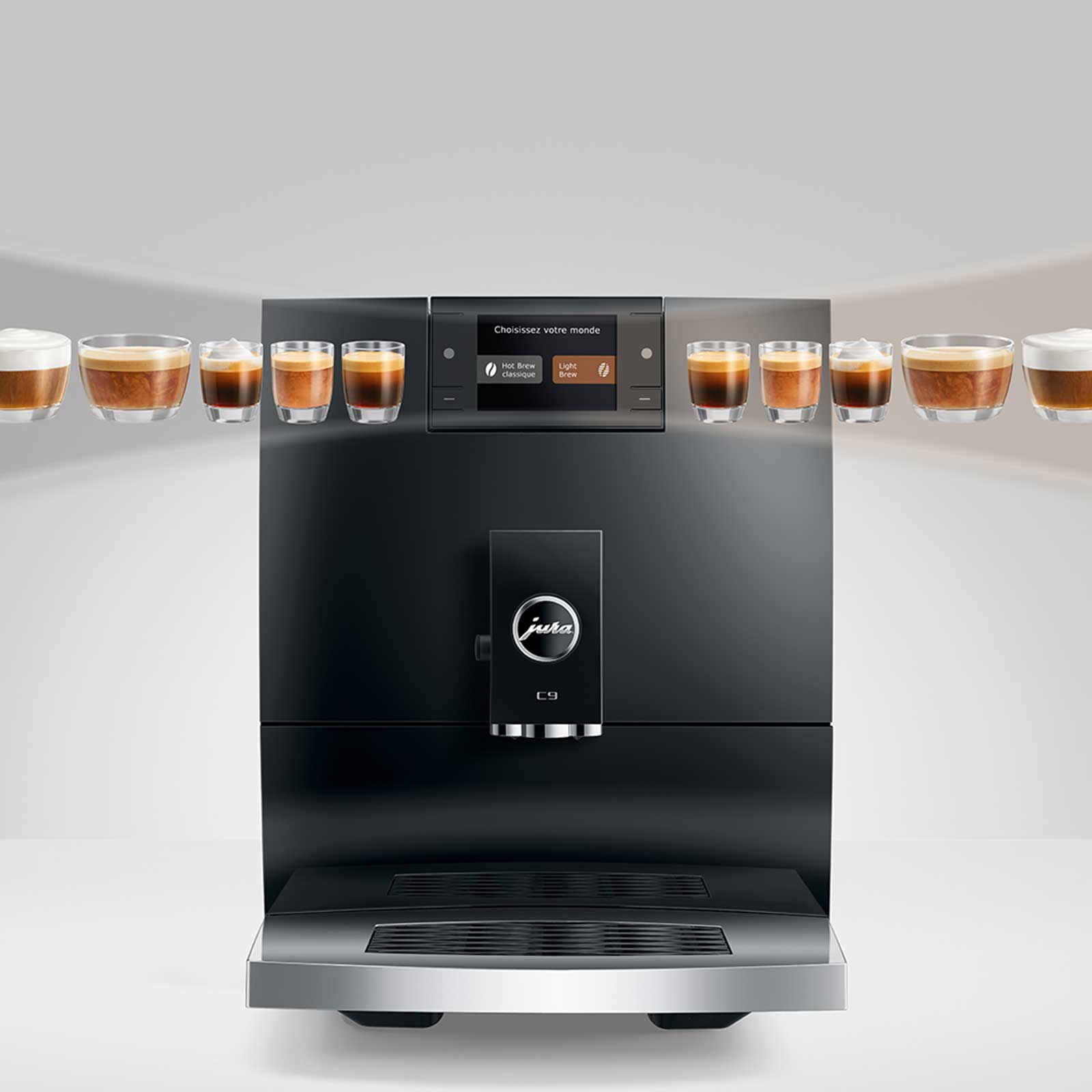 Machine à café automatique Jura C9 Piano Black avec plusieurs tasses de café préparées alignées devant, affichant les options de dégustation Hot Brew et Light Brew sur son écran couleur
