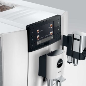Écran tactile d'une machine à café Jura E8 Piano White affichant les options Espresso, Café, Americano et Cappuccino, avec des icônes de tasses.