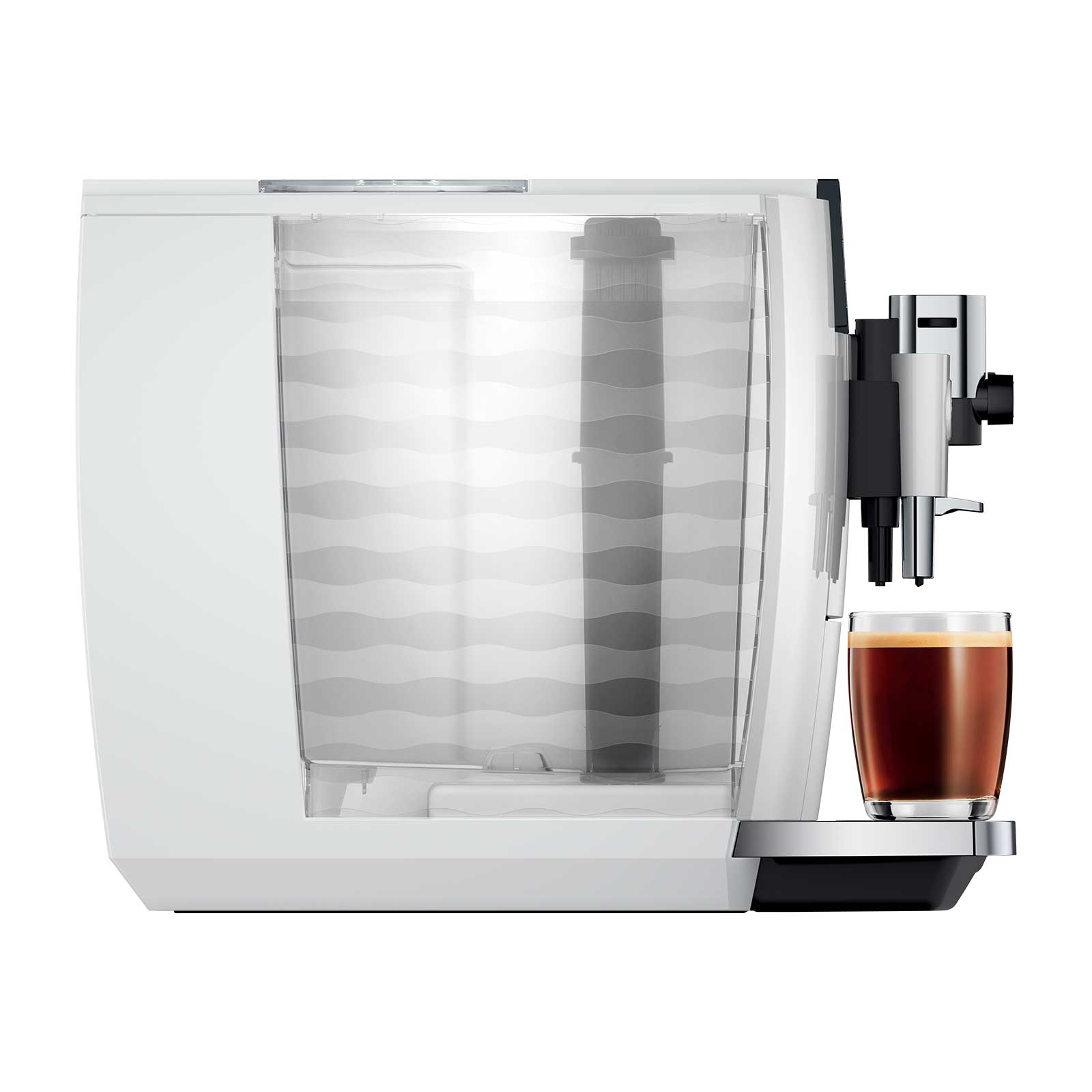 Machine à café automatique Jura E8 Piano White avec un verre de café express prêt à être servi