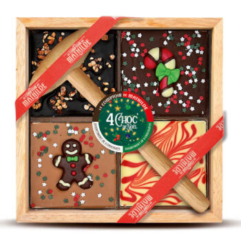 Boîte en bois Le Comptoir de Mathilde avec quatre tablettes de chocolat de Noël décorées, 350g