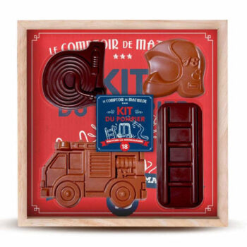 Coffret en bois "Kit du pompier" Le Comptoir de Mathilde avec moulages chocolat noir et lait (camion, casque, échelle) sur fond rouge