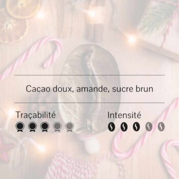 Gros plan d'un grain de café torréfié, avec les notes de dégustation 'Cacao doux, amande, sucre brun' et les indicateurs de traçabilité et d'intensité