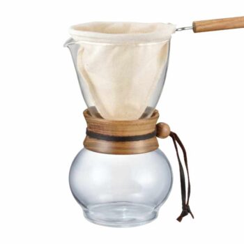 Filtre en tissu de coton beige dans une cafetière Hario DPW-3 en verre avec manche en bois, pour une extraction de café artisanale
