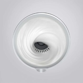 Mousse de lait tourbillonnante dans un émulsionneur JURA, technologie de pointe pour une texture fine et homogène