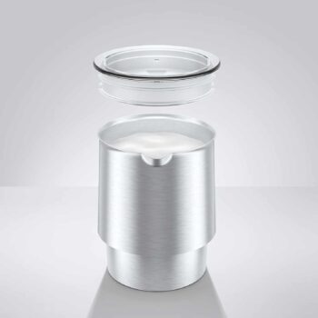 JURA émulsionneur de lait Hot & Cold en acier inoxydable brossé, avec couvercle transparent amovible, montrant le récipient rempli de lait