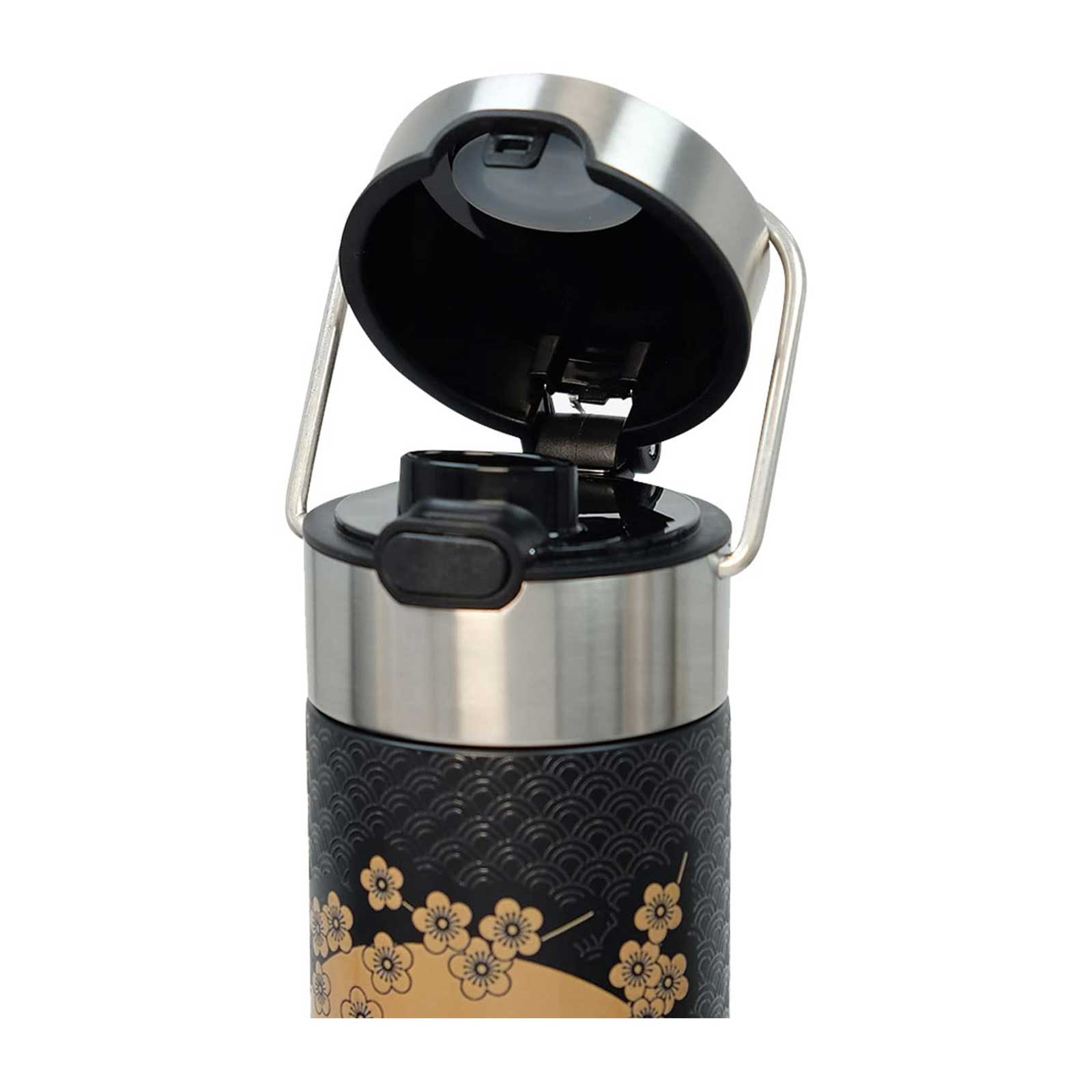 Gros plan sur le couvercle ouvert d'une théière isotherme Eigenart LEEZA Komorebi en inox, motif de vagues et de fleurs dorées sur fond noir