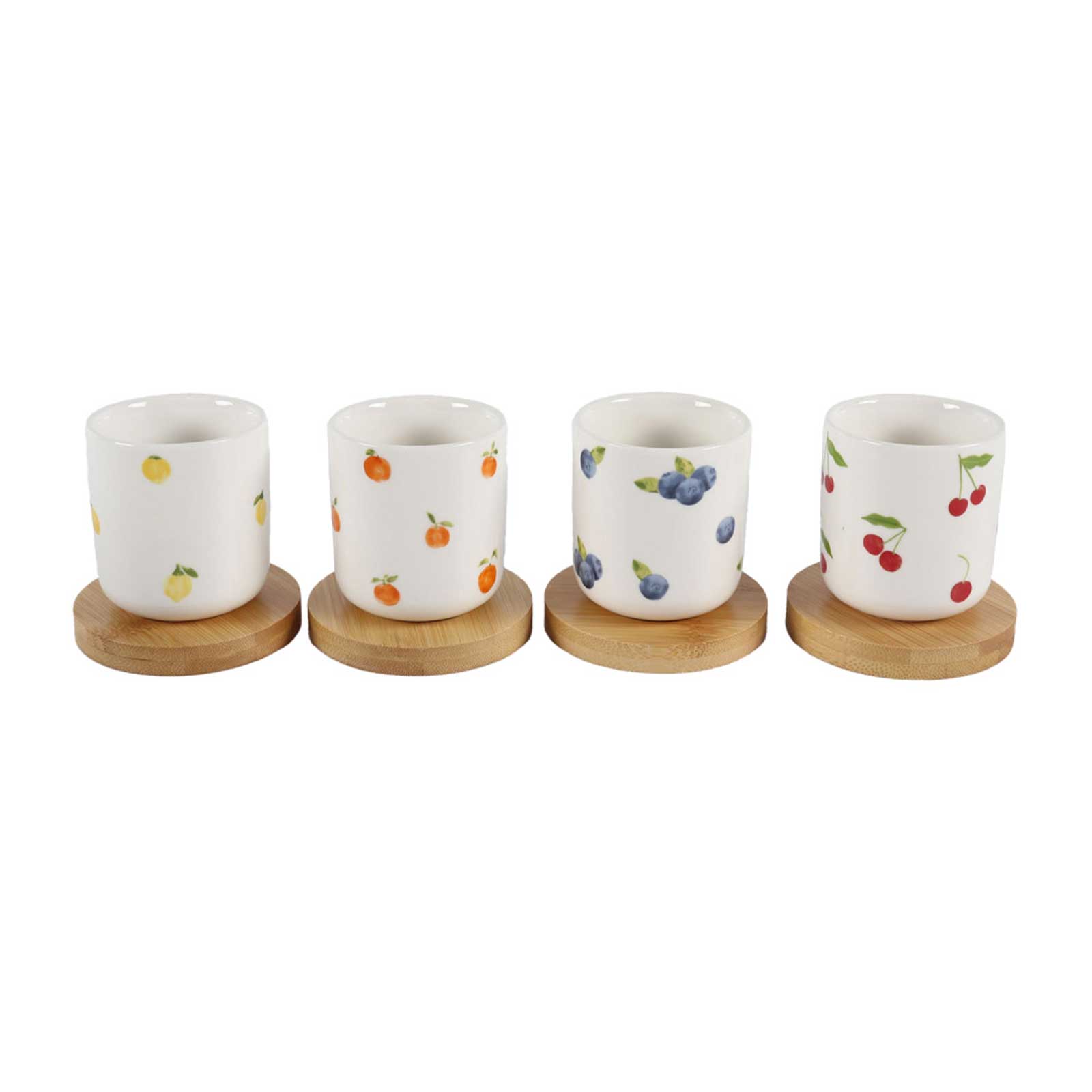 Coffret de quatre gobelets Bellanova en porcelaine blanche avec motifs fruités, sur sous-tasses en bois clair