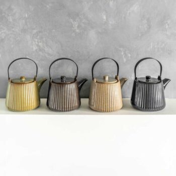 Quatre théières en grès émaillé aux côtes verticales, dans des tons vert, brun, beige et noir, avec des anses noires contrastées.