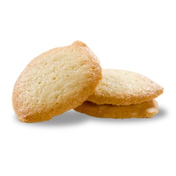 Trois biscuits croustillants en forme de feuille, saveur abricot, sur fond blanc