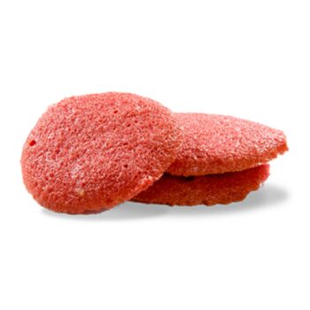 Trois biscuits ronds et plats de couleur rose vif, texture aérée, évoquant des fraises
