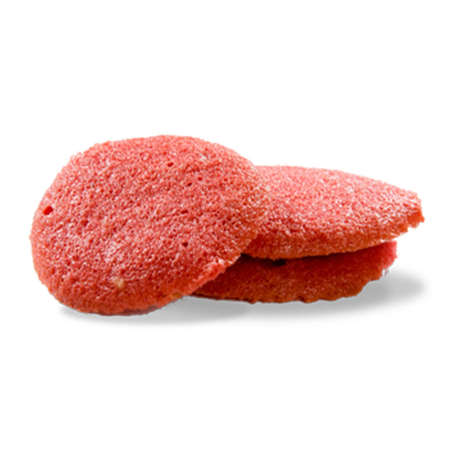 Trois biscuits ronds et plats de couleur rose vif, texture aérée, évoquant des fraises