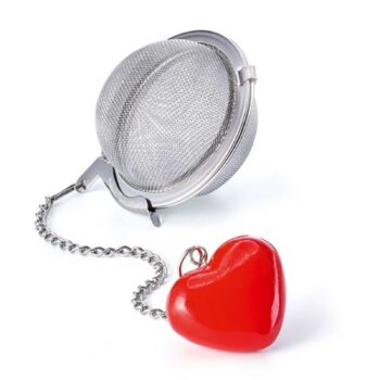 Boule à thé D&B en acier inoxydable avec pendentif cœur rouge vif, 5cm, sur fond blanc