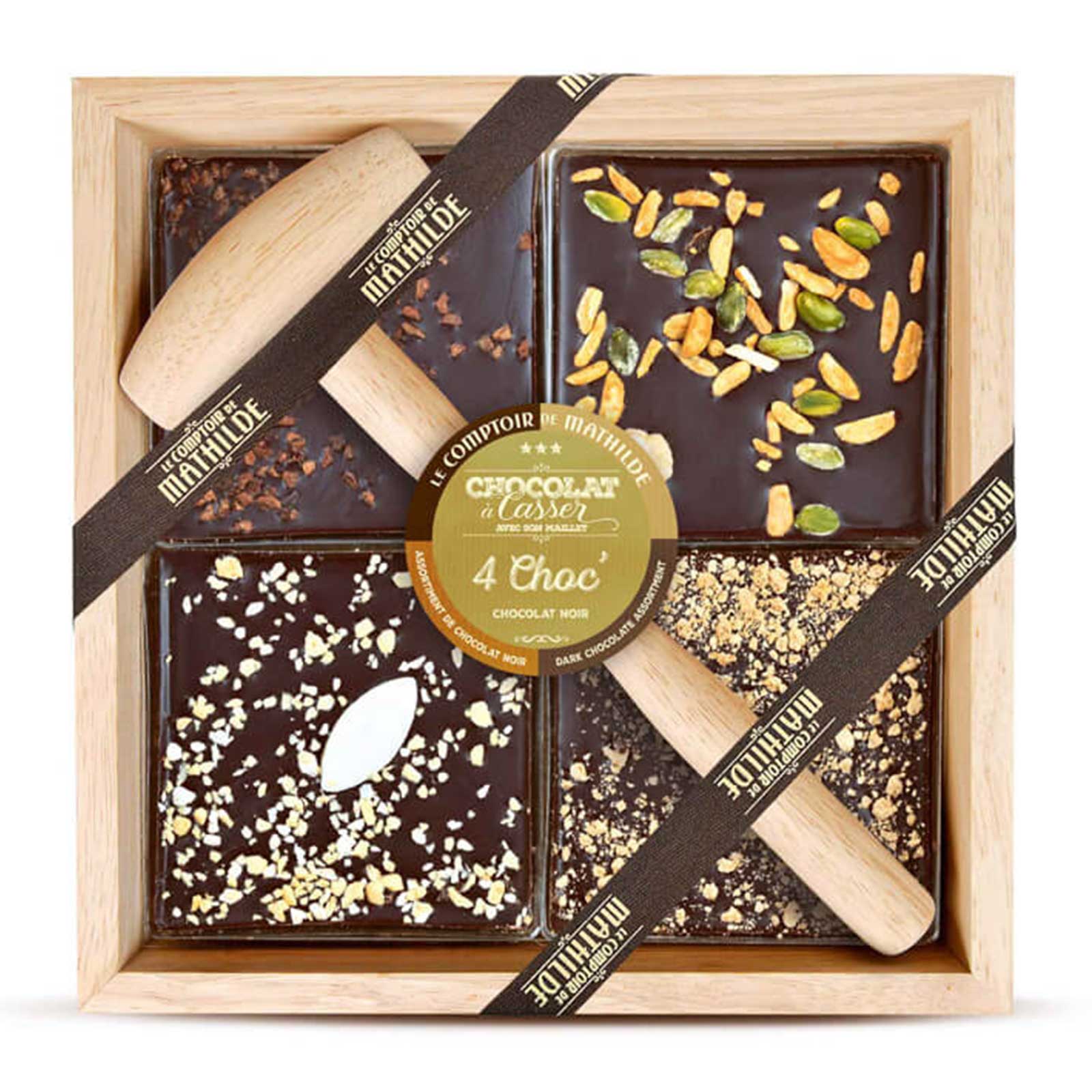 Coffret en bois Le Comptoir de Mathilde avec quatre tablettes de chocolat noir à casser, garnies d'ingrédients variés, et deux maillets