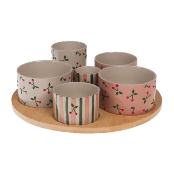 Coffret plateau apéritif Amadeus avec 6 bols en grès, 3 à motifs cerises sur fond rose, 3 à rayures roses, vertes et crème, sur un plateau en bois rond