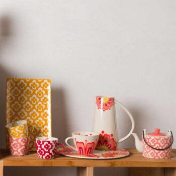 Ensemble de vaisselle Amadeus Debbie avec motif floral : pichet, théière, tasses et plateau dans des tons de rose et jaune