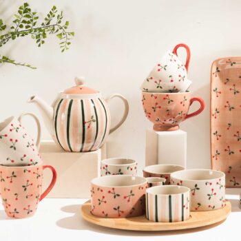 Coffret apéritif Amadeus avec 6 bols en grès à motifs de cerises et rayures, et un plateau en bois rond