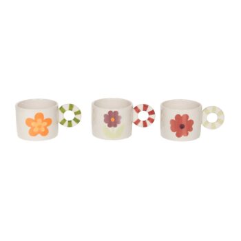 Trois tasses en grès blanc cassé Amadeus, peintes à la main avec motifs floraux colorés et anses rayées, hauteur 7 cm