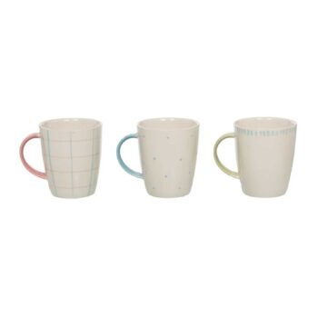 Trois mugs en grès émaillé artisanal, chacun avec un motif pastel différent : quadrillage rose et bleu, pois bleus, et rayures bleues et vertes, avec des anses assorties.
