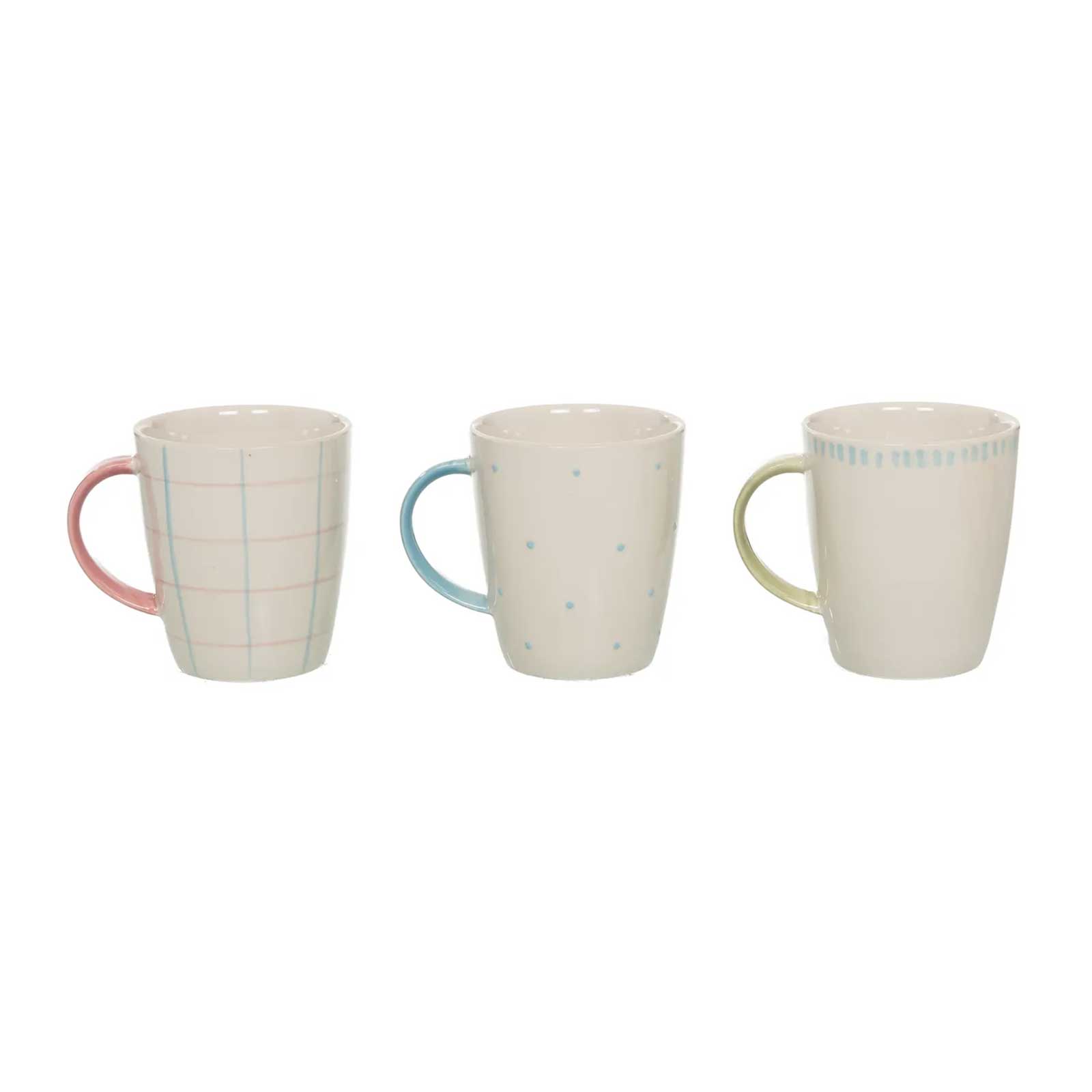 Trois mugs en grès émaillé artisanal, chacun avec un motif pastel différent : quadrillage rose et bleu, pois bleus, et rayures bleues et vertes, avec des anses assorties.