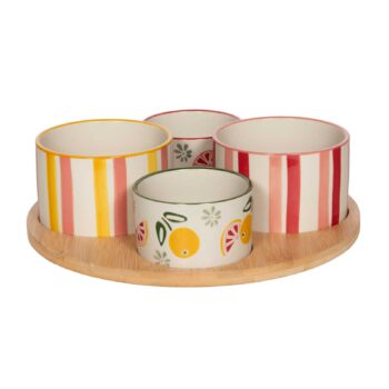 Coffret apéritif Zestine avec plateau rond en bois naturel et quatre bols en grès décorés de rayures multicolores et de fruits stylisés