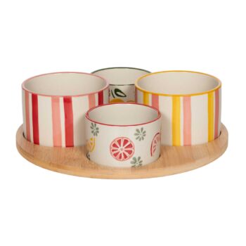Coffret plateau apéritif Amadeus Zestine avec 4 bols en grès décorés de rayures et de fruits, sur un plateau en bois rond