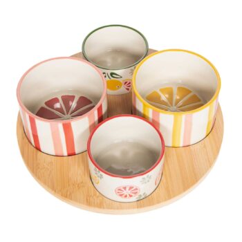 Plateau apéritif Amadeus Zestine avec quatre bols en grès décorés de rayures et de fruits sur un plateau en bois