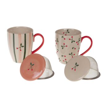 Deux mugs en grès de 40cl, l'un à rayures roses et vertes avec des cerises, l'autre à motifs cerises rouges, chacun avec son couvercle filtrant assorti