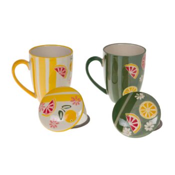 Deux tasses à thé Amadeus Zestine, une jaune à rayures et une verte, ornées de motifs agrumes et fleurs, avec leurs couvercles assortis