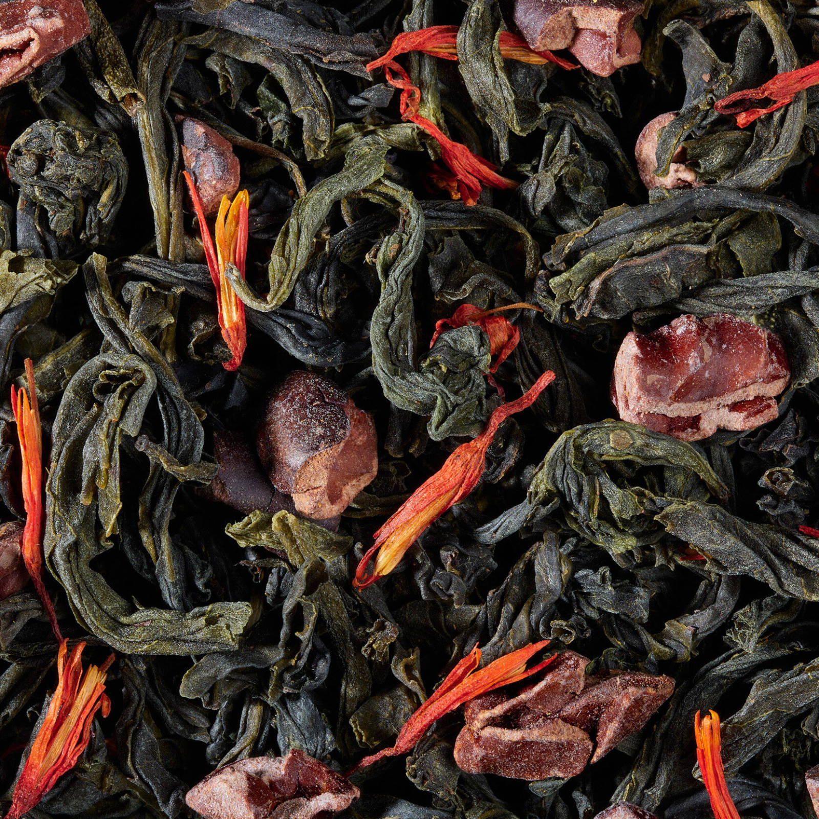 Mélange de thé vert Dammann Frères Pistacciatella avec des morceaux de cacao et des pétales de fleurs rouges