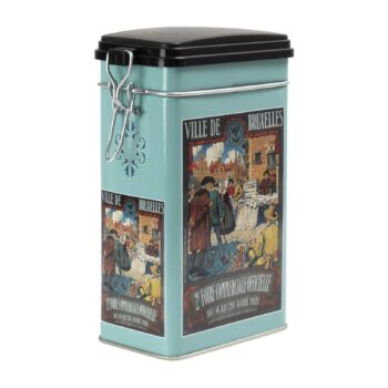 Boîte métallique carrée vintage de couleur bleu sarcelle, illustrant une scène de la Foire Commerciale Officielle de Bruxelles en 1921, avec des personnages en costumes d'époque.