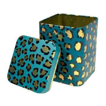 Boîte à thé carrée Jules turquoise et dorée avec motif léopard, couvercle ouvert sur fond blanc