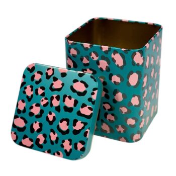 Boîte à thé carrée Jules turquoise avec motif léopard rose et noir, couvercle posé à côté