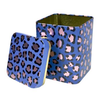 Boîte à thé carrée bleue avec motif léopard rose et noir, couvercle ouvert sur fond blanc