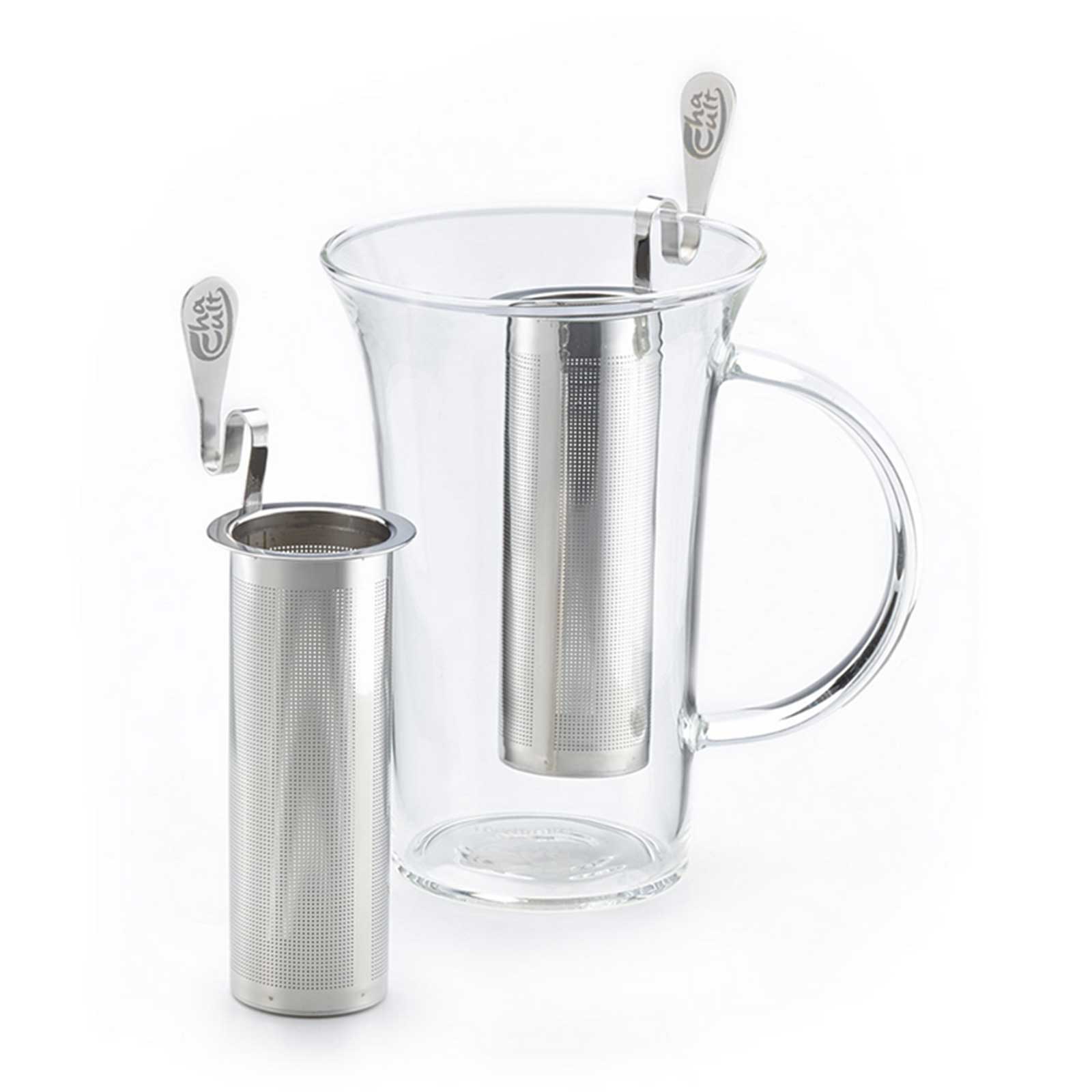 Filtre à thé en acier inoxydable D&B Gladys, cylindrique avec languette gravée "cha cult", présenté avec une tasse en verre transparente sur fond blanc
