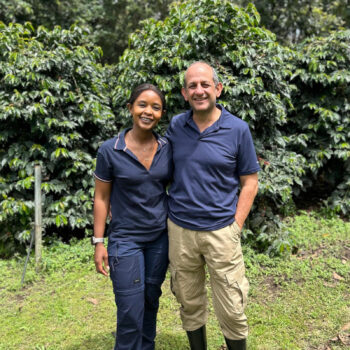 Sheila et Alkis, producteurs de café, sourient devant des caféiers en agroforesterie au Kenya, altitude 2030m