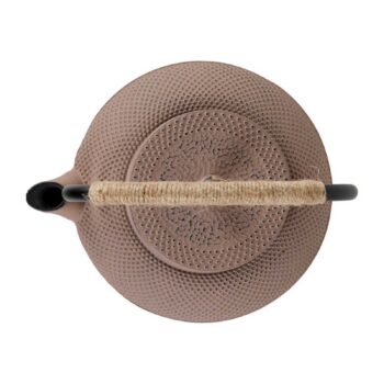 Théière en fonte Yliades couleur nude avec motif de picots, vue de dessus, anse en cordelette naturelle