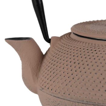 Théière en fonte Yliades couleur nude avec un motif de picots discrets et une anse noire gainée de cordelette naturelle