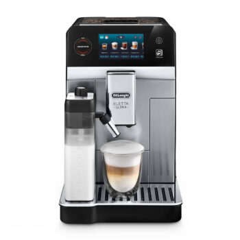 Machine à café automatique De'Longhi Eletta Ultra avec carafe à lait et un verre de cappuccino prêt, écran tactile affichant les options de boissons