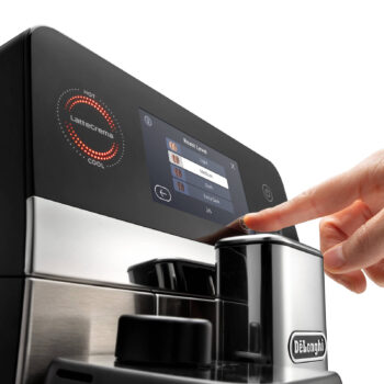 Main d'une personne appuyant sur le bouton 'Medium' sur l'écran tactile d'une machine à café De'Longhi Eletta Ultra