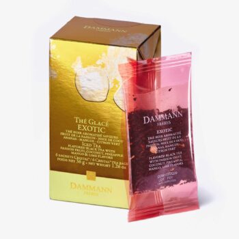 Boîte dorée et sachet rose de thé glacé Dammann Frères Exotic, avec mention des saveurs fruit de la passion, noix de coco, mangue, ananas et citron vert