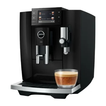 Machine à café automatique Jura E8 noire avec un espresso dans un verre transparent sur le plateau d'égouttage