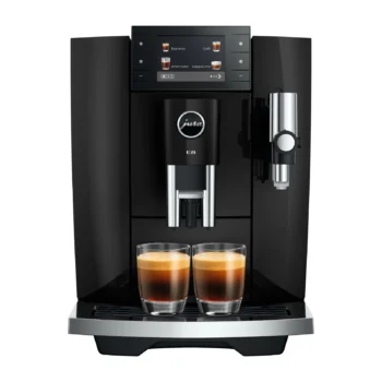 Machine à café automatique Jura E8 Piano Black avec deux expressos servis dans des verres, écran tactile affichant les options de café