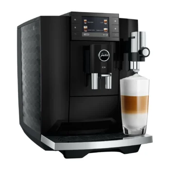 Machine à café automatique Jura E8 Piano Black préparant un latte macchiato avec une mousse de lait onctueuse, écran tactile affichant les options de café