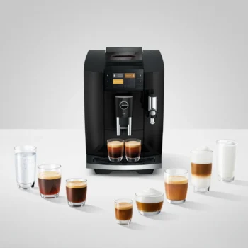 Machine à café automatique JURA E8 Piano Black entourée de verres de différentes boissons : eau, espresso, cappuccino, latte macchiato et lait.