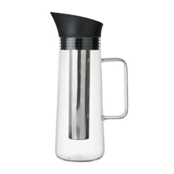 Carafe en verre transparent avec filtre cylindrique en inox intégré et couvercle noir, idéale pour l'infusion à froid de thé ou de café